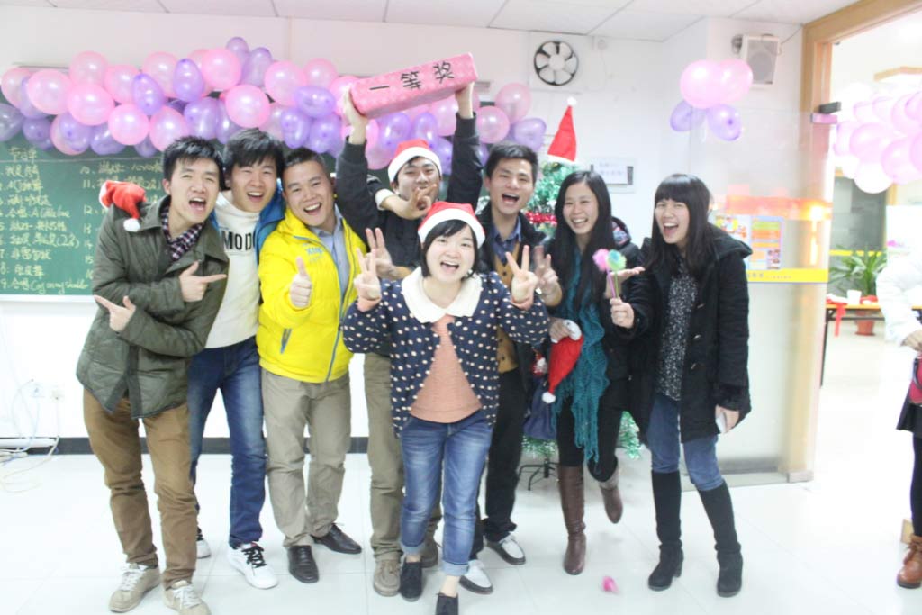 花都校區2013圣誕晚會得獎學員大合影